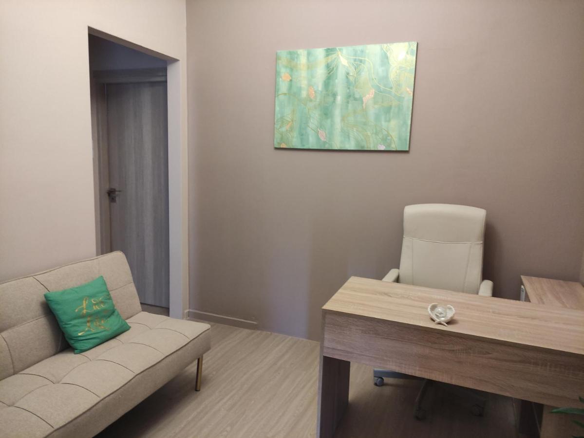 Love Truth Life Apartment Piraeus Bagian luar foto