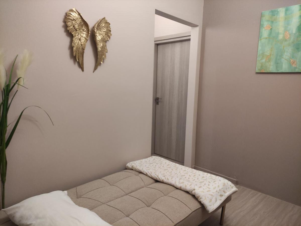 Love Truth Life Apartment Piraeus Bagian luar foto